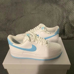 Nike Airforce baby blue - Hej! Säljer mina helt oanvända airforce 1 baby blue. Säljer pågrund av att dom inte passar. Finns att hämta i Strängnäs(1 timme från Stockholm)