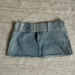 Lågmidjad jeanskjol - Så cool Lågmidjad jeanskjol. Midjemått 38cm rakt över, total längd 25cm. Köp via köp nu❤️‍🔥