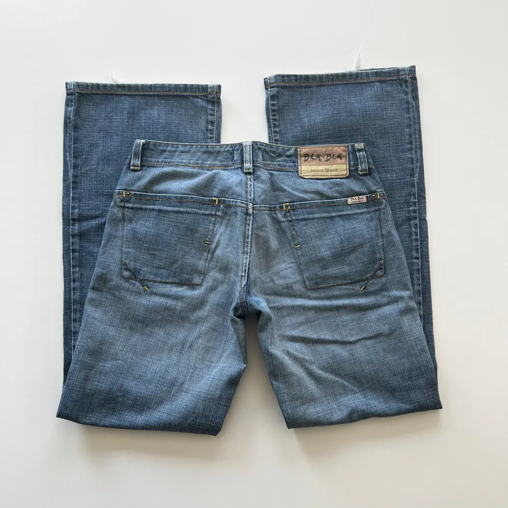 Vintage lågmidjade baggy jeans från Bla-Bla JeansWear. Midjemått: 74 cm. Innerbenslängd: 74 cm. De är för små i midjan, därför finns det ingen bild med dragkedjan stängd. Inga defekter. Modellen är 167 cm lång. Skriv privat för mer bilder och mått 💘. Jeans & Byxor.