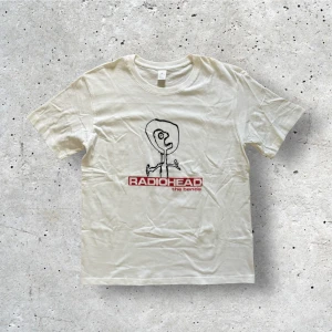 Radiohead T-shirt - En fin Radiohead T-shirt i nyskick. Endast testad. Säljer den då jag köpte för stor storlek. För mått var god kontakta mig 💛