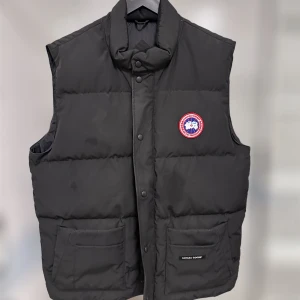 Canada Goose freestyle-vest - Jättefin väst från Canada Goose som inte används längre. Den är i storlek XL och är väldigt varm vilket är perfekt till höst och vår!! 