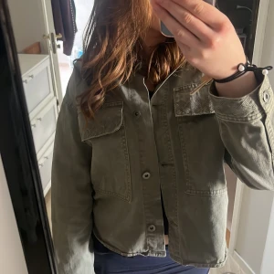 Jeans jacka  - Grön jeans jacka från zara. Säljer då den är för liten. Som ny 