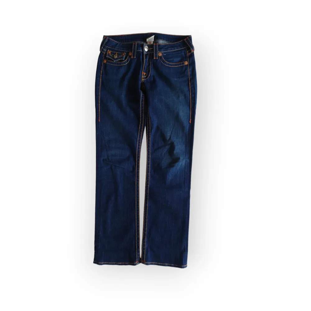 Mörka raka true religion jeans, bra skick. Uppsydda längst ned men det syns inte och går att sprätta upp om man vill ha längre. Storlek 29 passar 34-36 ungefär. Fråga gärna om mått eller fler bilder 💕. Jeans & Byxor.