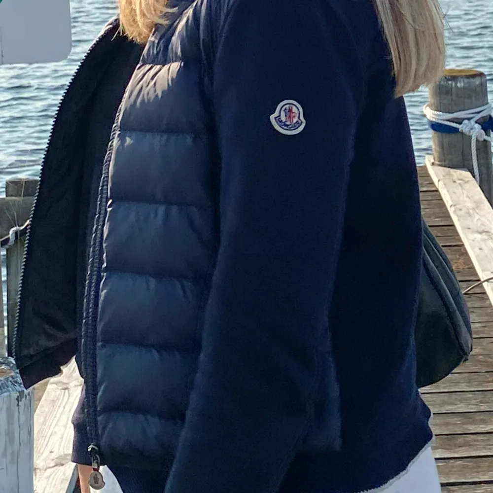 Säljer en moncler cardigan i väldigt väldigt fint skick. Det är en äldre modell och man kan därmed inte hitta den på hemsidan eller liknande, men nypris är ca 6000kr. Jackan är i storlek 164 (14 år) men passar en storlek XS helt perfekt.. Jackor.