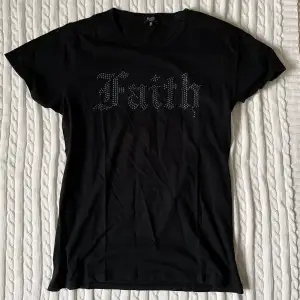 T-shirt från faith connection! Storlek M🫶🏻