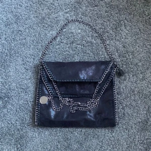 Stella McCartney inspirerad väska💖❤️❤️ - Så fin Stella McCartney liknande väska, köpt här på Plick för ett tag sedan💖 Lånade bilder då väskan är hemma hos en kompis❤️ Postar helst💖💖