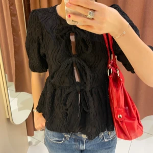 Topp - Säljer denna topp ifrån gina då den inte längre kommer till användning. Nypris 329kr säljer för 250kr. 