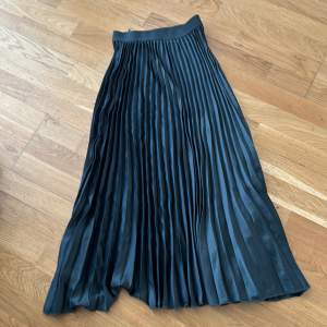 En helt oanvänd plisserad kjol från HM, så snygg! Säljes pga för liten för mig 