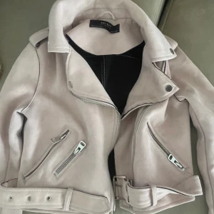 Mockajacka ljusrosa  - Snygg mockajacka från zara. Knappt använd.