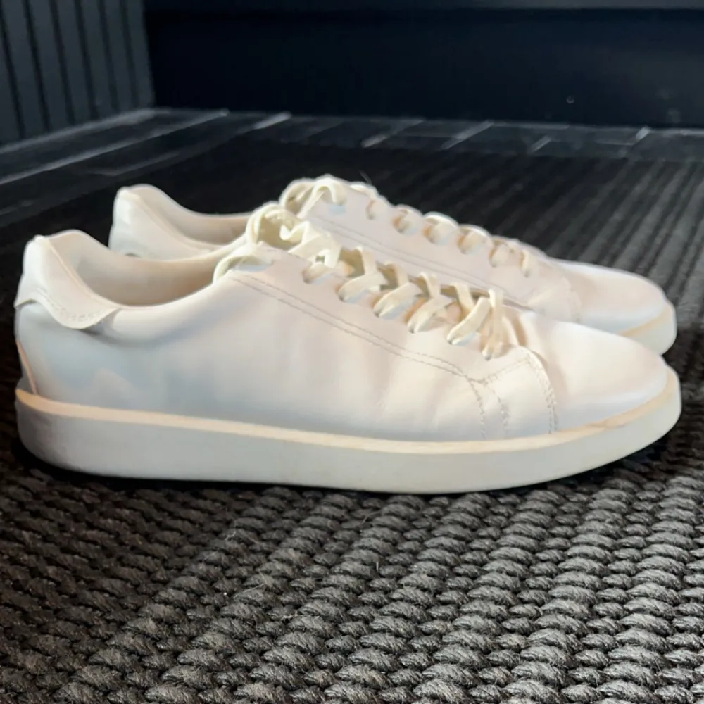Ett par vita vagabond skor i storlek 42 | använda max 3 ggr | säljer då dem ej kommer till användning | ny pris = 1300 | mitt pris = 799🏆 | fundera inte på att skriva vid minsta fundering. Skor.