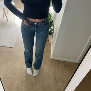 Jeans - Ett par blå jeans från weekday i storlek W27 L32. Använda fåtal gånger.