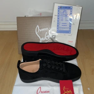 Christian Louboutin skor - Säljer dessa Christian Louboutin skor. De är helt nya och alla tillbehör medföljer. De är i storlek 41 fast passar även 42.  Tillbehören inkluderar påse, kvitto, certifications kort och mera.  Priset kan diskuteras vid snabb affär!