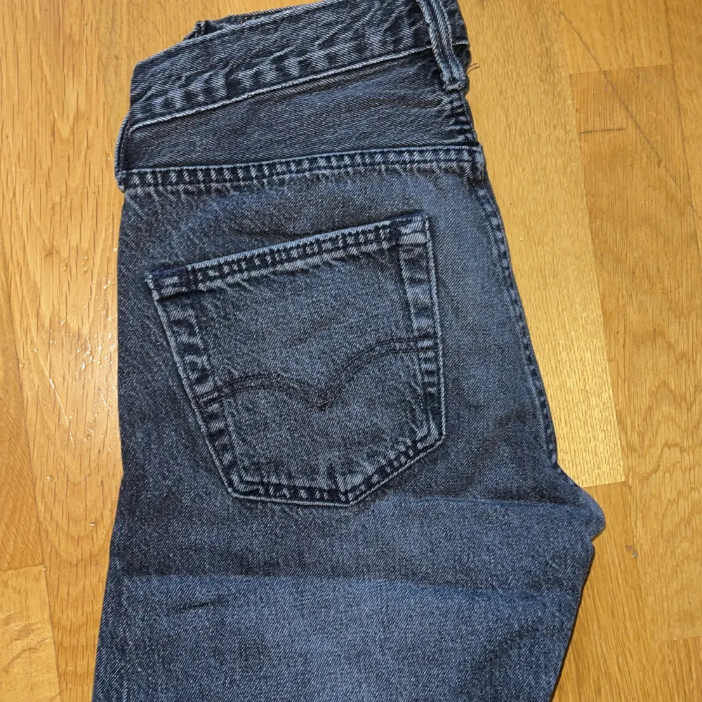 Ett par Levis jeans i bra skick men man ser att dem är använda. Storleken är i 28 30. Passformen är straight. Jeans & Byxor.