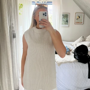 Beige stickad  - Beige stickad väst från hm! 