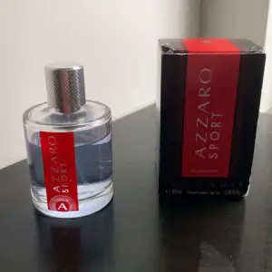 Azzaro Sport, En dos friskhet för dynamiska män. En sensuell lukt som får dig att känna dig på ett fantastiskt humör. Skapad för dem som lyser ut ur världen och lever varje ögonblick intensivt. Energigivande doftnoter: salvia, grapefrukt, sandelträ