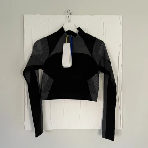 Ny träningströja - Helt ny träningstopp med zipup. Storlek M men liten i storlek så mer som en S. Lapparna kvar 💓säljer då jag har flera liknande som jag använder. 