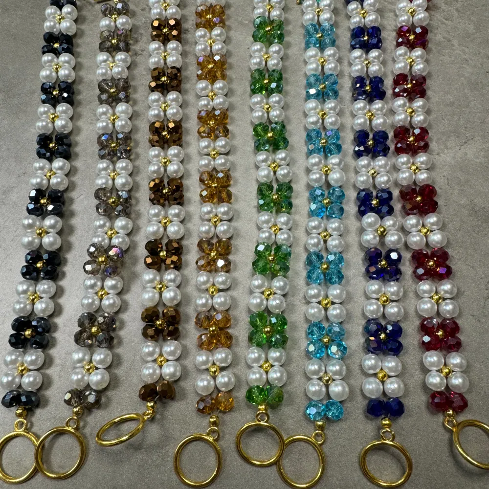 Handgjorda pärlarmband vitt, guld och olika färgade fasetterade pärlor. Gummitråd eller OT-lås, välj själv desig, färg och mått!💕 60 kr/st.. Asusteet.