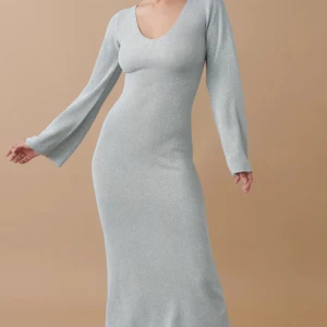 Silver klänningen  - Säljer denna slutsålda glitter klänningen från Gina, säljer då jag har en del andra plagg. Väldigt bra skick och inte använd alls mycket! 