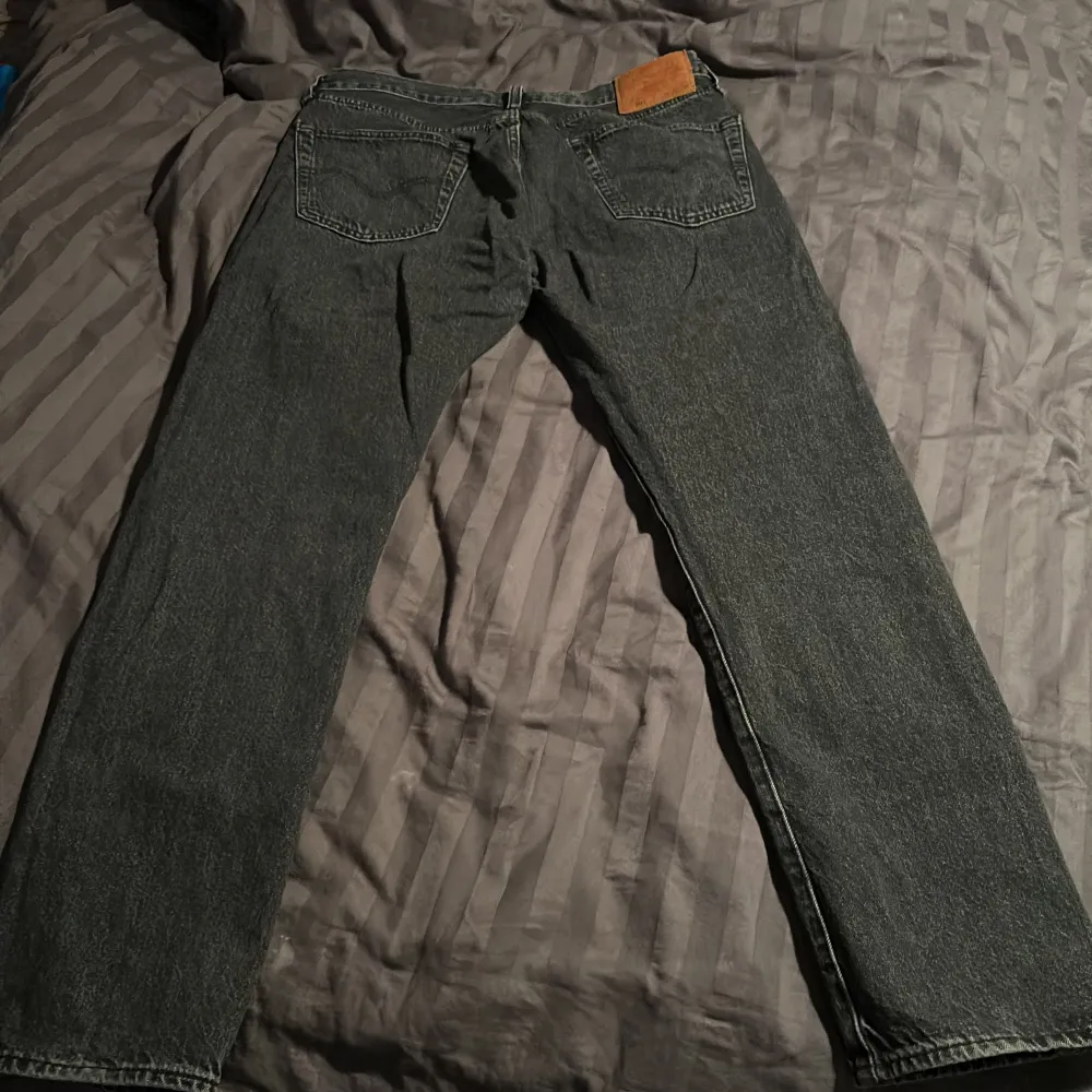 Mörk grå Levis jeans 501 i storlek 34/30. Jeansen är i mycket bra skick och knappt använda.. Jeans & Byxor.