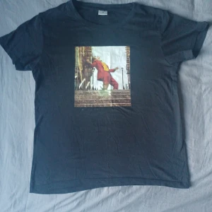 Joker t-shirt  - A pretty much bara en T-shirt med print av Jokern från den senaste Joker filmen S men passar mig som är M