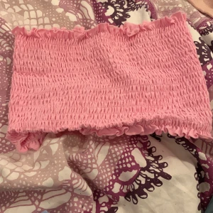 Kort rosa tubtopp  - Rosa vecklad 