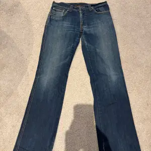 Säljer ett par snygga slim Nudie jeans i storlek 32/32. Skicket på jeansen är riktigt bra då jag inte har använt dem. Hör av dig om du har några frågor!🙌👊