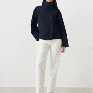 Kappa - Säljer min marinblåa kappa från Gina tricot, storlek S. Bra skick 