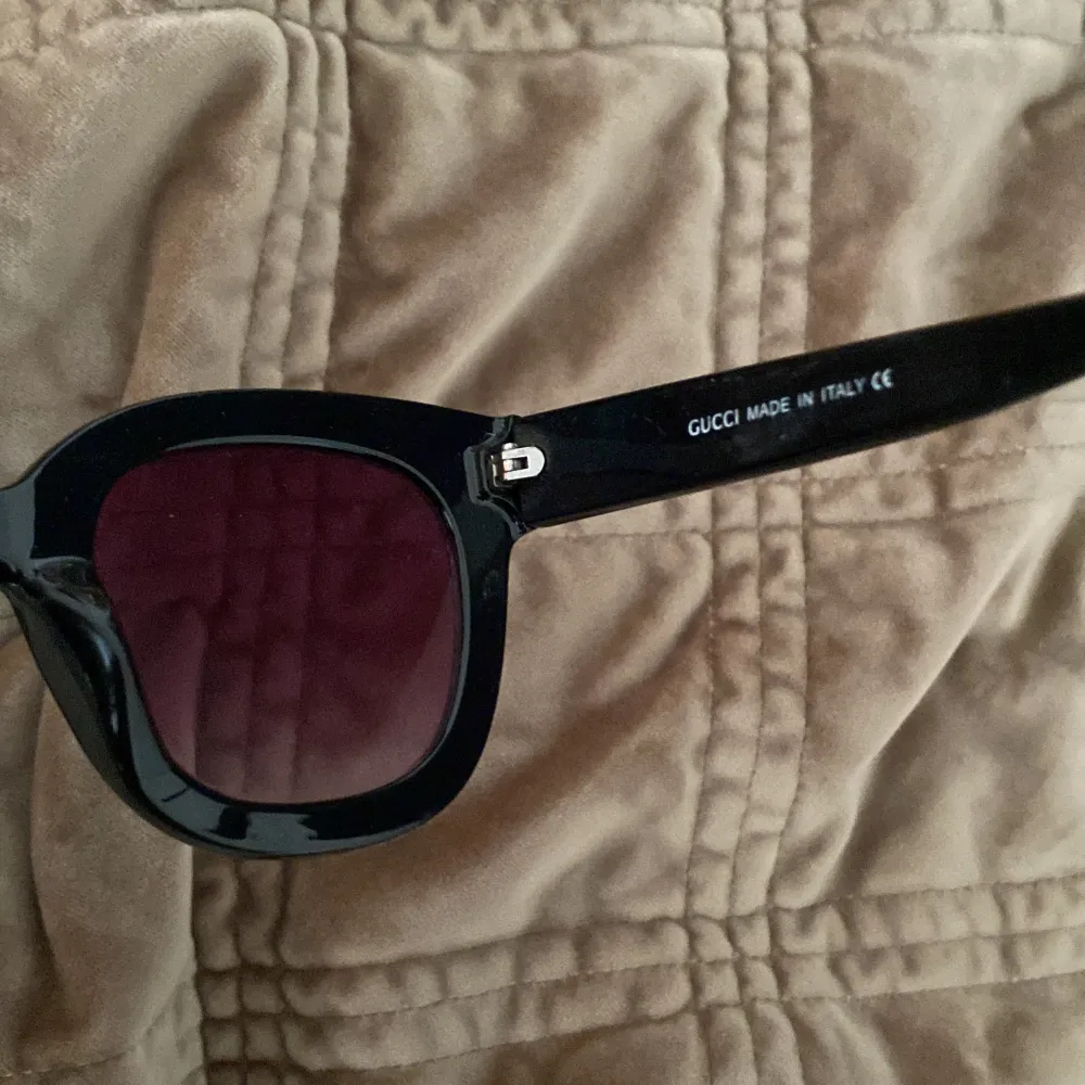 Äkta Gucci solglasögon som är varsamt använda! Nypris 2500kr mitt pris 800kr❤️. Övrigt.
