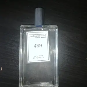 Parfym 100ml. Luktar väldigt likt och är en extremt god doft, säljer då jag inte använder den. Nästan helt ny, 98/100ml kvar.