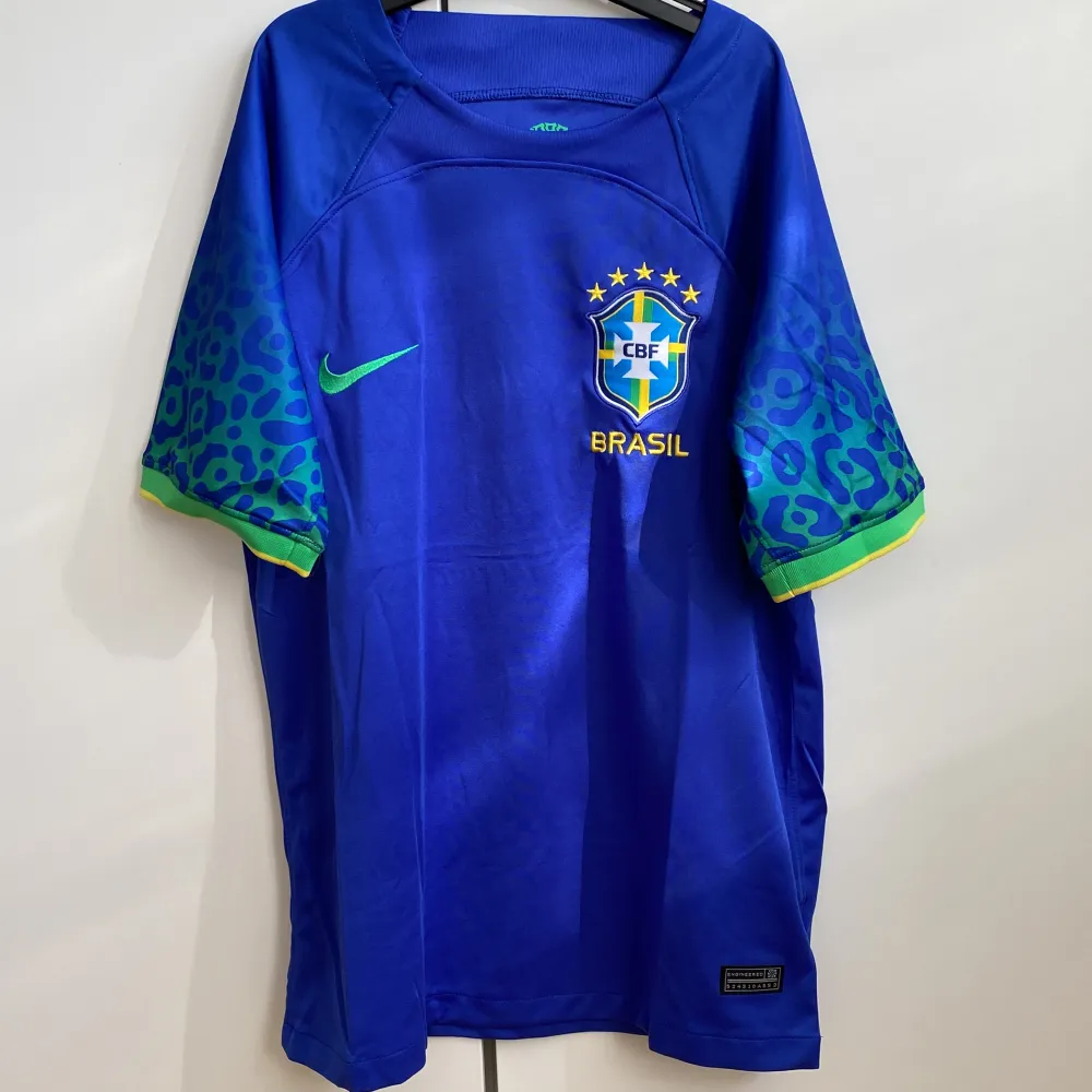 Brasiliens borta tröja i VM 2022. Jättesnygg till sommaren. Jättebra skick.  Storlek S. T-shirts.