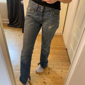 Levis jeans i modellen ”Slim 511”. De står ingen storlek men jag är 164cm och har vanligtvis S/M eller 36 på jeans men dem är förstora på mig så tänk att de är M typ. Som man ser så har jag klippt en slits, där av priset annars är det inget fel 💓