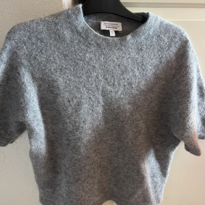 Stickad T-shirt  - Stickad T-shirt från other stories, knappt använd, original pris 690kr