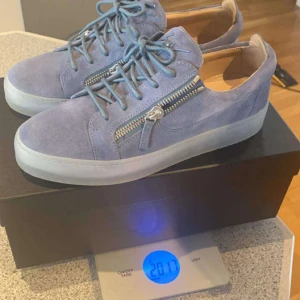 Giuseppe Zanotti blå - Säljer dessa riktigt fräscha och snygga Giuseppe. Använd endast när jag har varit utomlands så dom är i bra skick, allt tillbehör finns låda o så. Storlek 44. 2299kr fast pris