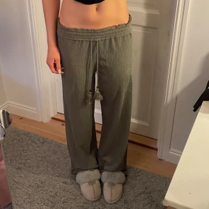 Pösiga byxor - Jättesköna päsiga gröna byxor i st s, men passar också m. Sitter såhär på mig som är 173cm. 100kr🩷