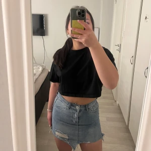 jeans kjol - hej! säljer denna super fina jeans kjolen som inte kommer komma till användning.