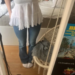 Unika Stockholmsstil lowwaist lågmidjade jeans - Superfina jeans köpta second hand. Passar as bra till en sommar mesh spets genomskinlig volang topp! Eller Victoria Beckham / miss me jeans! 