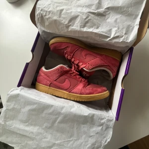 Nike sb dunk low Adobe  - Sköna Nike sb, köpta på Junkyard skateshop för 1500kr. Endast  använda några gånger gång, finns box, finns kvitto. Fråga gärna om prisförslag och extra bilder osv 