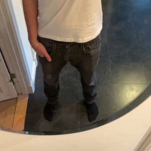Replay Anbass Jeans  - Säljer nu mina snygga Replay Anbass Jeans, slim modell i storlek 31. Jeansen är i bra skick inte använda speciellt mycket och har en mörkgrå färg. Nypris runt 1300kr. Skriv vid intresse eller frågor✅