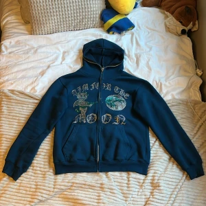 Aim for the moon zip hoodie - Riktigt snygg aim for the moon rhinestone zip hoodie till ett bra pris,använd ett bra tag men har tagit bra hand om den så skicket är fortfarande rätt bra. Bara att skriva om ni undrar något😄