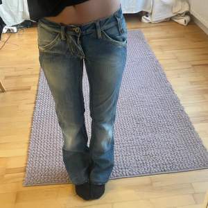 Vintagejeans, så coola. Från ett märke som heter Eight 2 Nine. Midjemått - 70 cm innerbenslängd-80 cm