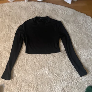 Långärmad svart tröja - Aldrig använd!