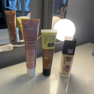 En tinted moisturizer, en foundation & BB cream! - Tinted moisturizer från maybelline helt ny aldrig använd. Foundation med SPF 18 i också från maybelline ny skick också, färgen 105. Och en BB cream från Apoliva med SPF 15 i och är i färgen medium som är helt ny. 40 kr styck💞