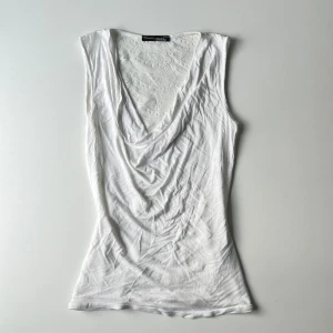 Vit topp - Vit vintage topp med spets i ryggen från Clockhouse. Inga defekter 💕