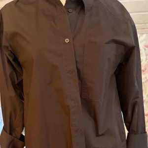 Brun skjorta  - Helt ny och oanvänd brun skjorta från Kappahl, originalpris 399 :) för fler bilder eller frågor kontakta mig :) det står XS men skulle passa oversized på dom med s/M i storlek.