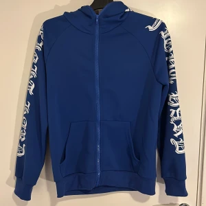Zip tröja - Jag har en snygg zip tröja till salu. Perfekt för att hålla dig varm och stilig. Passa på att addera den till din garderob! Köpt för  240 Mitt pris 100kr