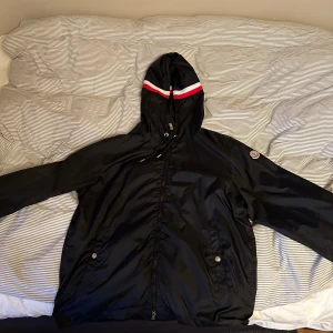 Moncler jacka, L - Jag säljer min monclerjacka som är i storleken L, Bra skick har knappt använt den, säljer den för att den är för stor för mig. 
