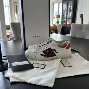 Gucci ace snake - Säljer ett par stilrena gucci ace snake | allting og ingår (kvitto, box osv) | skick, avgör själv |  dm för frågor | pris kan diskuteras vid snabbaffär