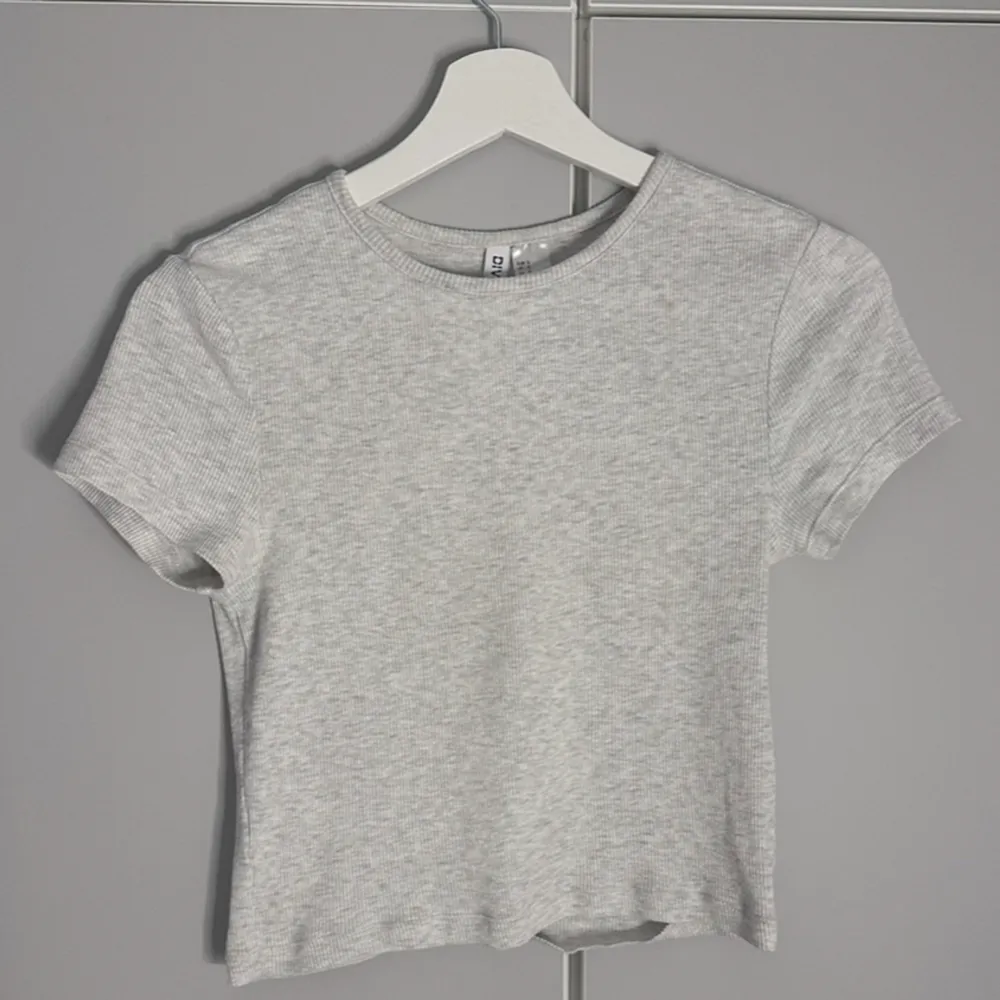 hej! Säljer en supersöt ljusgrå t-shirt från H&M💞 säljer endast pga fel storlek! Hör av er vid pris!. T-shirts.