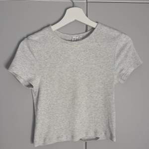 hej! Säljer en supersöt ljusgrå t-shirt från H&M💞 säljer endast pga fel storlek! Hör av er vid pris!