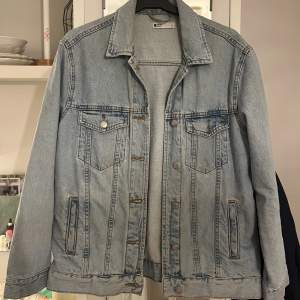 Jeans jacka från Gina tricot. Köpt för ca 5 år sen, knappt använd. Ljusblå och väldigt bra skick. Vanlig längd (inte jättekort, inte jättelång).